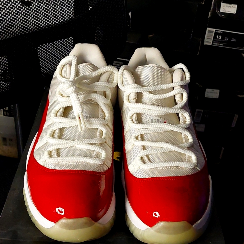 Jordan 11 low cherry 2016